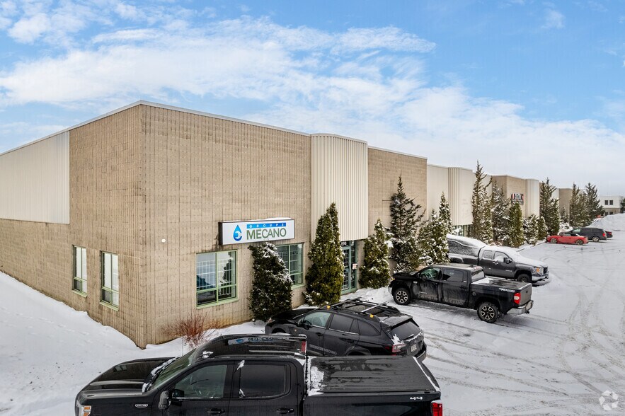 More Photos Of 894-930 Rue Bergar, Laval Warehouse For Lease