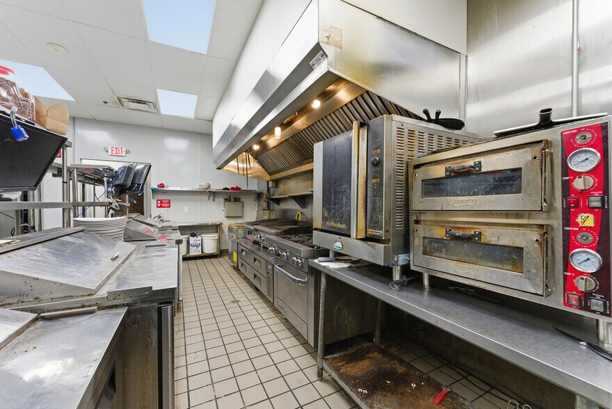 More Photos Of 827 Williams St, Longmeadow Restaurant For Lease