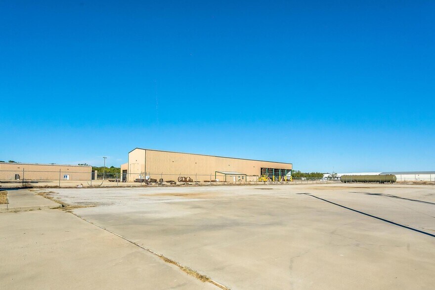 More Photos Of 520 Tradeway Dr, Mineral Wells Warehouse For Sale