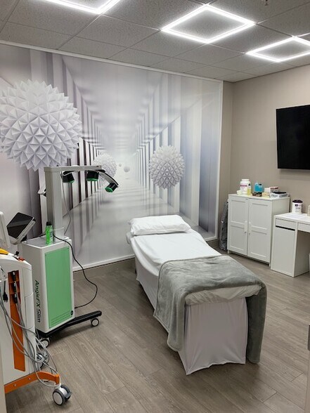 More Photos Of 2295 S Hiawassee Rd, Orlando Office For Sale