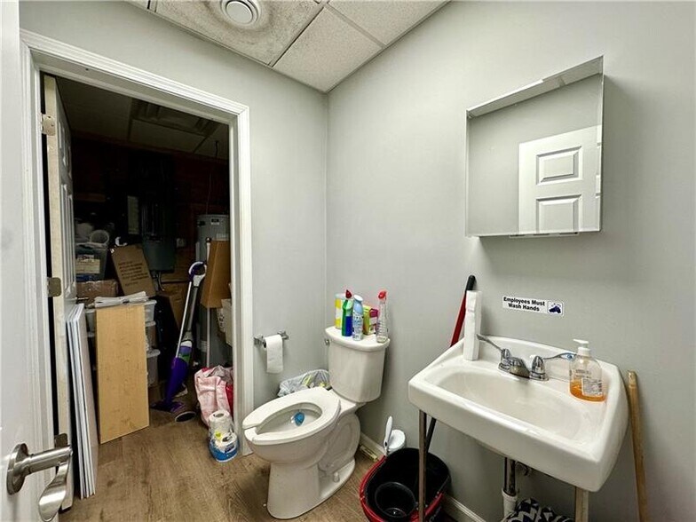 More Photos Of 1814 W State St, New Castle Convenience Store For Sale