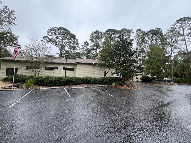 More Photos Of 14 Palmetto Business Park Rd, Hilton Head Island Showroom For Sale
