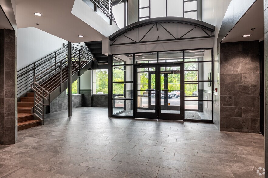 More Photos Of 4770 N Belleview Ave, Kansas City Office For Sale