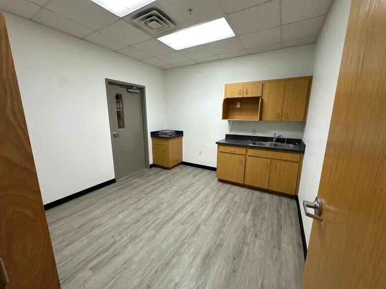 More Photos Of 2910-2930 Maine Ave, Lakeland Distribution For Lease