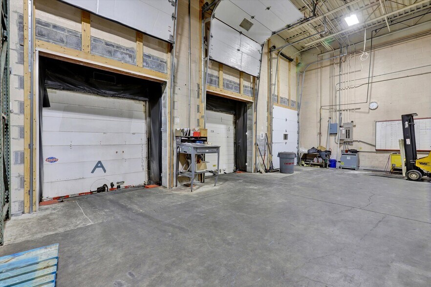 More Photos Of 457 E North St, Carlisle Flex For Sale