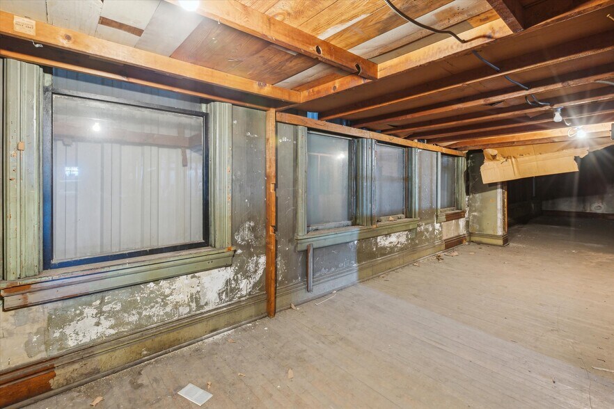 More Photos Of 711 Washington Ave, Bay City Medical For Sale