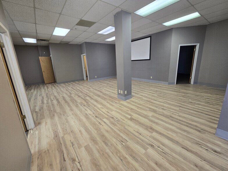 More Photos Of 5580 45 St, Red Deer General Retail For Lease