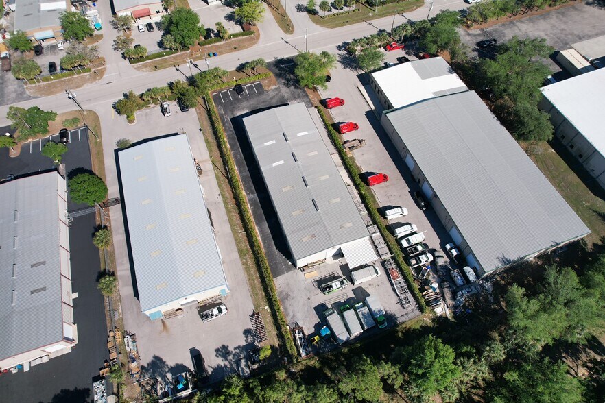 More Photos Of 5600 Zip Dr, Fort Myers Warehouse For Lease