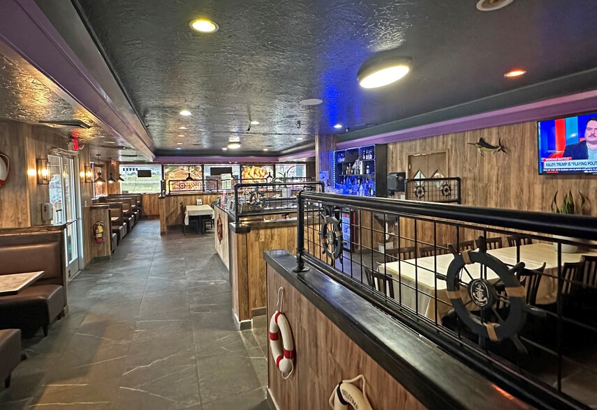 More Photos Of 30685 W 12 Mile Rd, Farmington Hills Restaurant For Sale