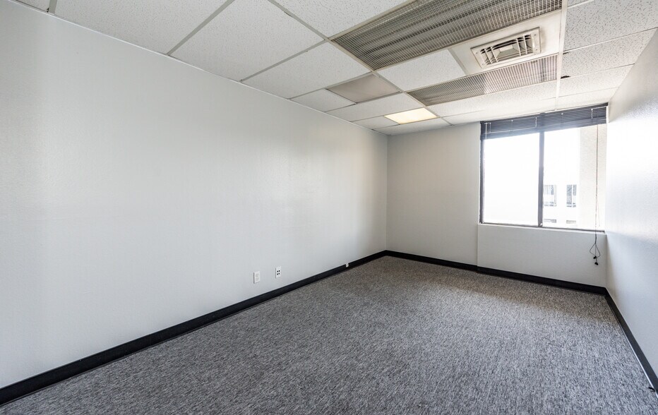 More Photos Of 711 W 17th St, Costa Mesa Flex For Lease