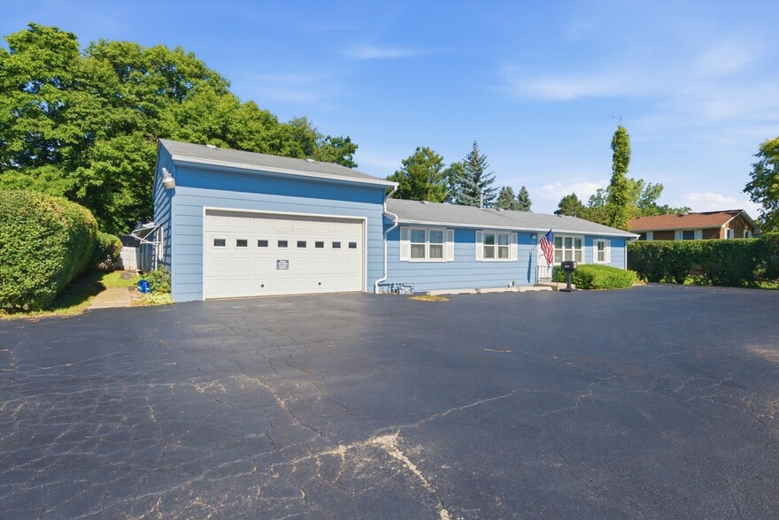 More Photos Of 34112 N Barron Blvd, Grayslake Flex For Sale