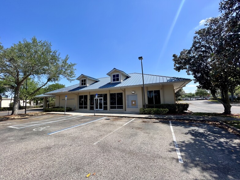 Primary Photo Of 210 Citrus Tower Blvd, Clermont Bank For Lease