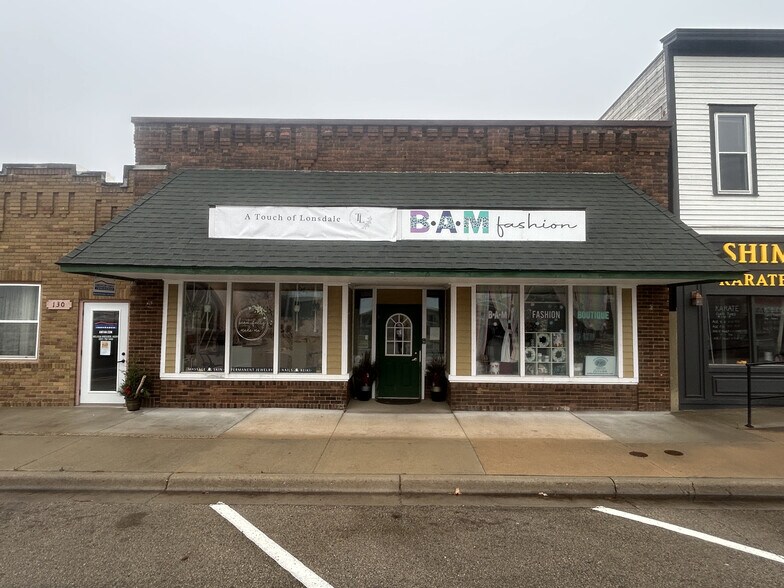 More Photos Of 126 Main St N, Lonsdale Storefront For Lease