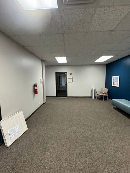 More Photos Of 507 W Kendall Dr, Yorkville Medical For Lease
