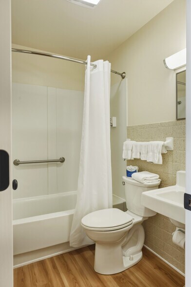 More Photos Of 24 Water St, Hammondsport Hotel For Sale