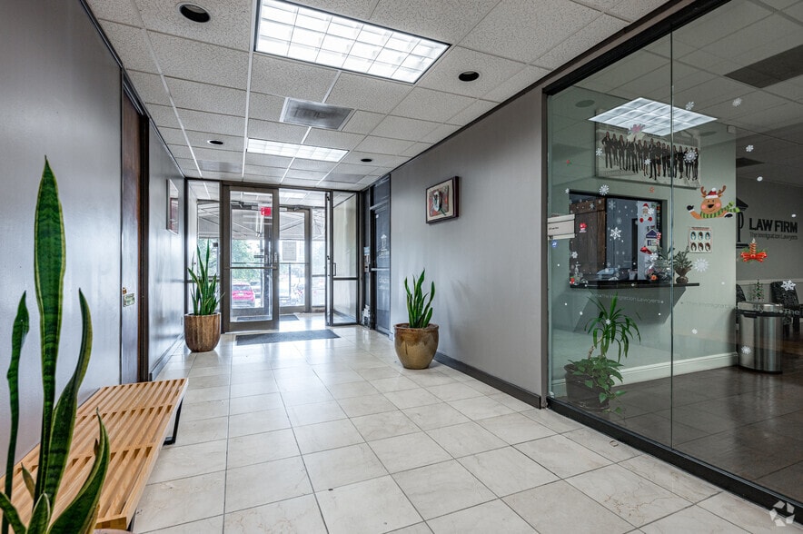 More Photos Of 1140 Empire Central Dr, Dallas Office For Lease