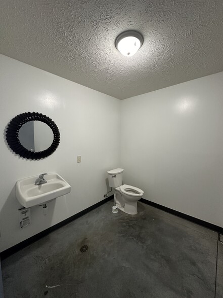 More Photos Of 3515 N 25th St, Lincoln Warehouse For Lease