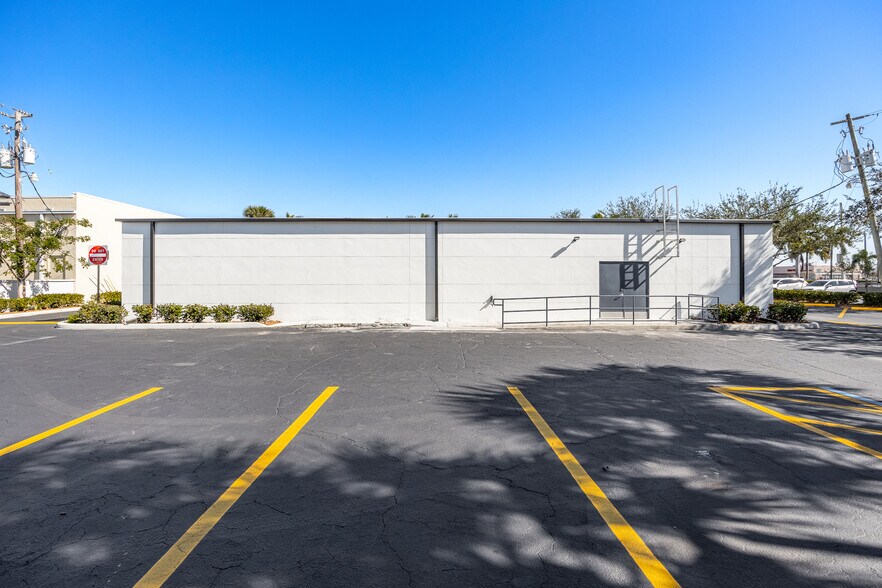 More Photos Of 4150 S Cleveland Ave, Fort Myers Freestanding For Sale
