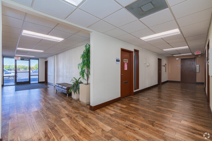 More Photos Of 7501 Hospital Dr, Sacramento Medical For Lease