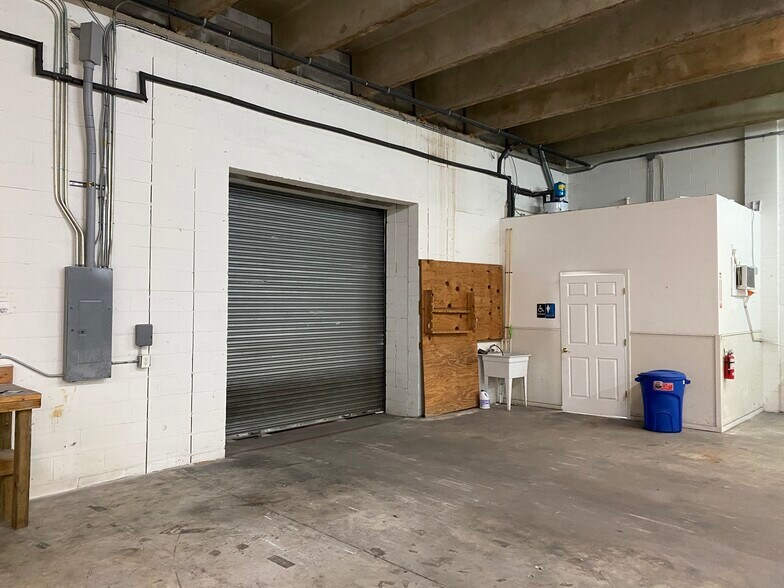 More Photos Of 3028 Mercury Rd, Jacksonville Warehouse For Lease