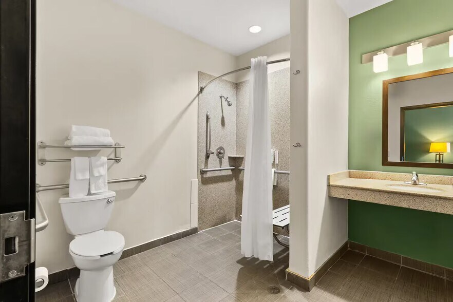 More Photos Of 18150 McKay Dr, Humble Hotel For Sale