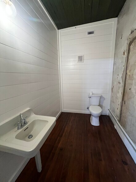 More Photos Of 112 N Dixon St, Gainesville Loft Creative Space For Lease