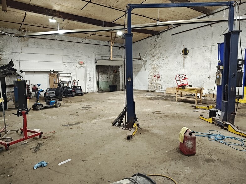 More Photos Of 737 W Cleveland St, Milwaukee Warehouse For Lease