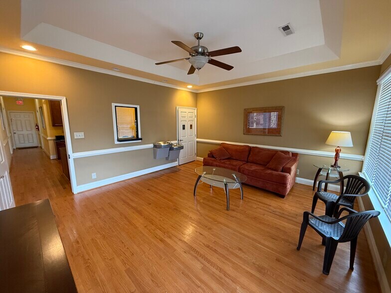 More Photos Of 111 Fontana St, Clinton Office For Lease