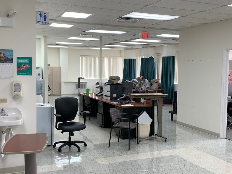 More Photos Of 2550 S Oak Park Ave, Berwyn Medical For Sale