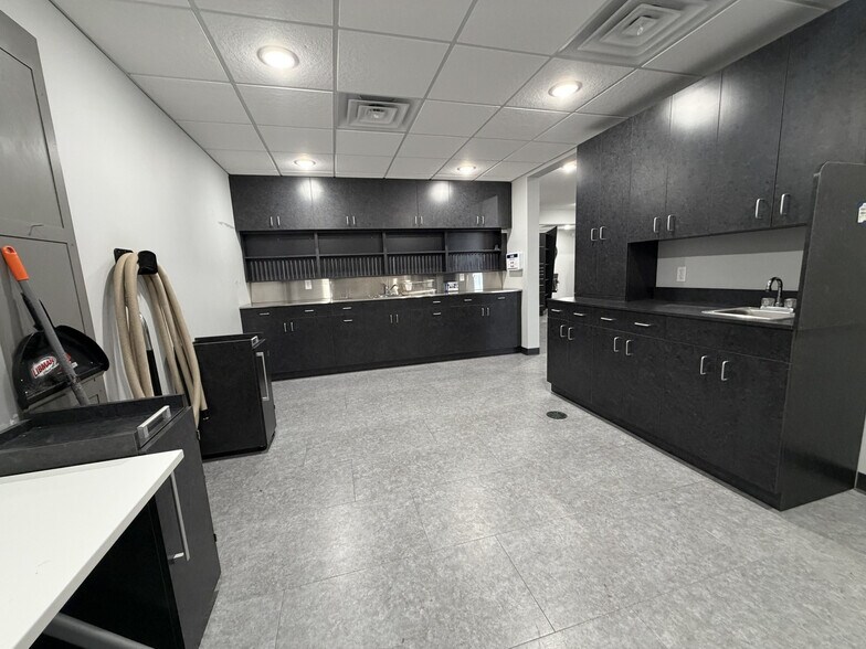 More Photos Of 615 Smith Street, Clearwater Freestanding For Sale