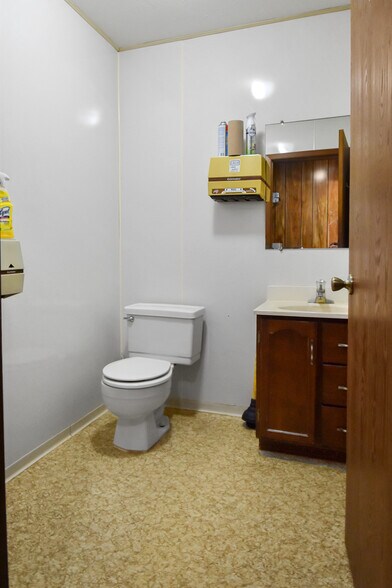 More Photos Of 603 E 2nd St, Ogallala Showroom For Sale