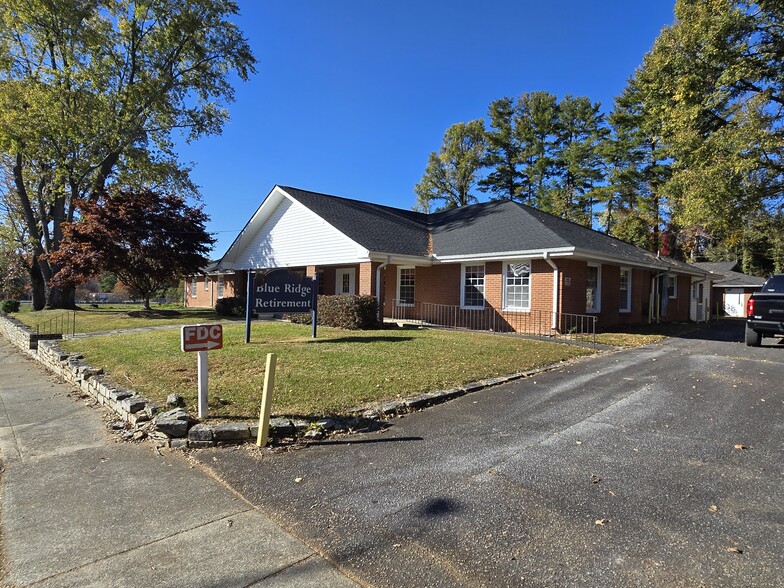 Primary Photo Of 913 9th Ave W, Hendersonville Skilled Nursing Facility For Sale