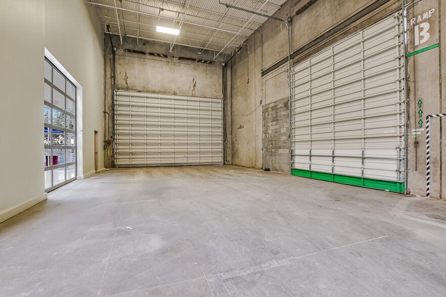 More Photos Of 10420 Metric Blvd, Austin Warehouse For Lease
