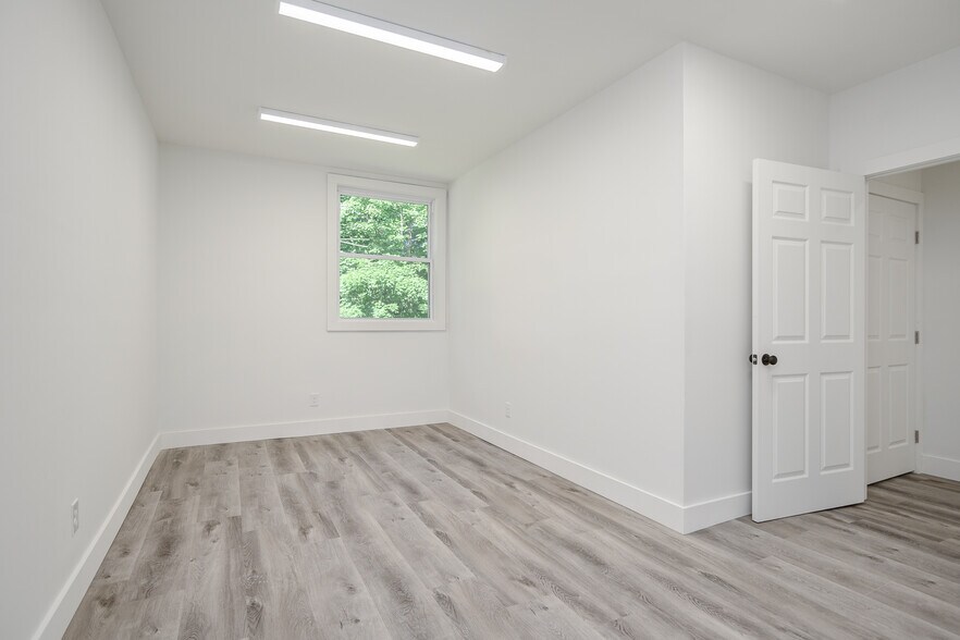 More Photos Of 5 Riverside Rd, Sandy Hook Medical For Sale