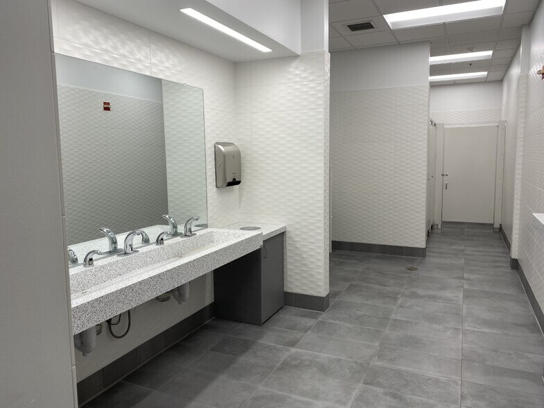 More Photos Of 2725 Mall Dr, Eau Claire Medical For Lease