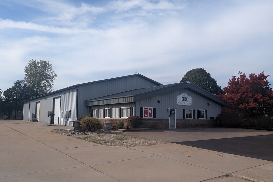 More Photos Of 1804 N Towanda Barnes Rd, Bloomington Flex For Lease