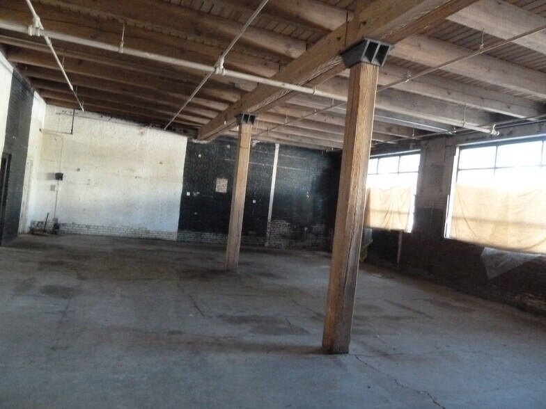 More Photos Of 1900-1940 S Western Ave, Chicago Showroom For Lease