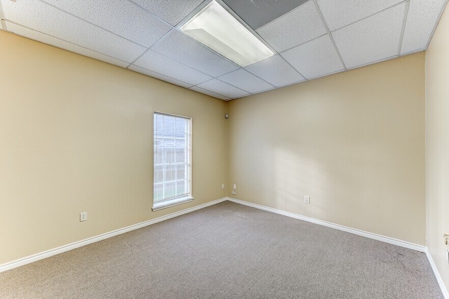 More Photos Of 14741 Pebble Bend Dr, Houston Loft Creative Space For Lease