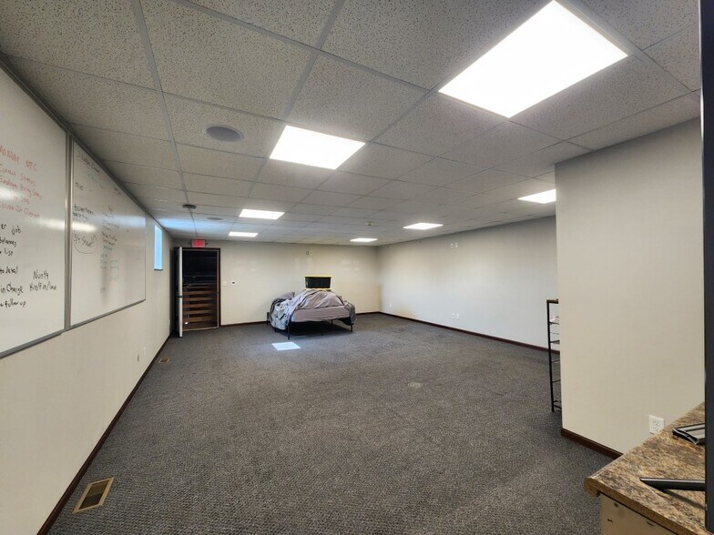 More Photos Of 702 S Delaware Ave, Mason City Light Manufacturing For Lease