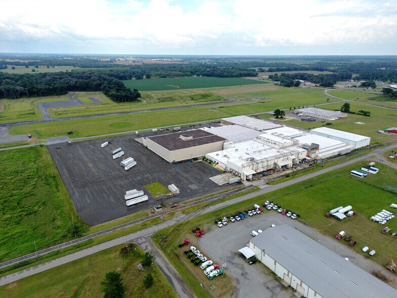 More Photos Of 302 Airport Dr, Montezuma Refrigeration Cold Storage For Lease