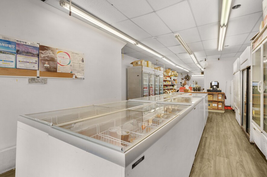 More Photos Of 676 Bloor St W, Toronto Storefront Retail Residential For Sale