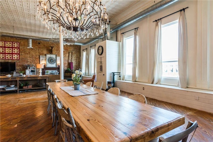 More Photos Of 306 W Main St, Denison Storefront For Sale