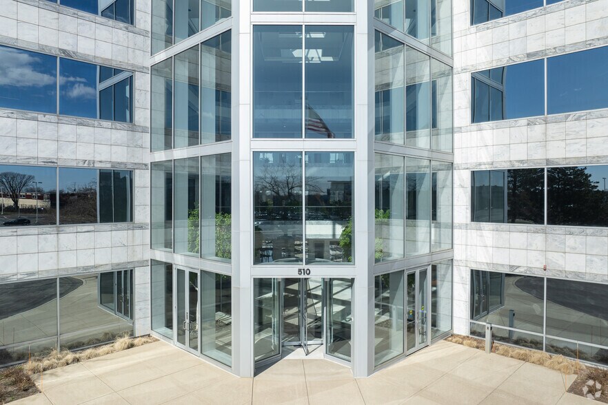 More Photos Of 510 Lake Cook Rd, Deerfield Office For Lease
