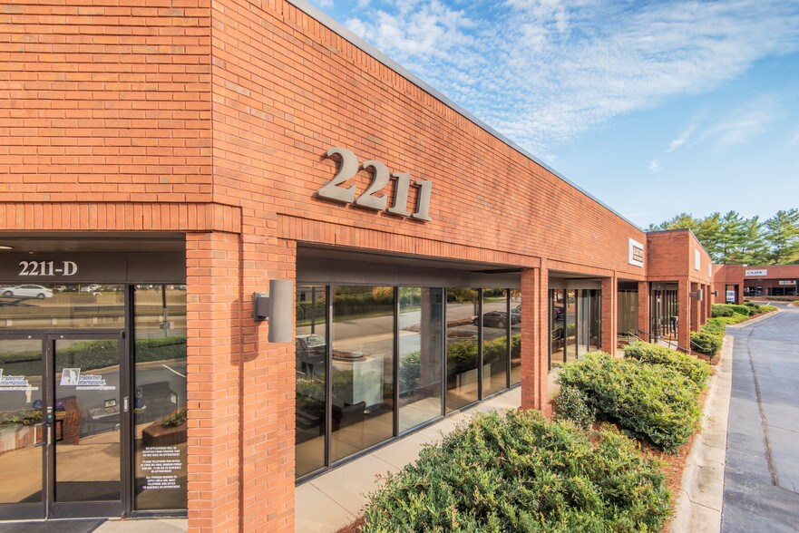 More Photos Of 2211 Executive St, Charlotte Unknown For Lease
