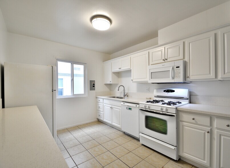 More Photos Of 1818-1820 12th St, Manhattan Beach Apartments For Sale