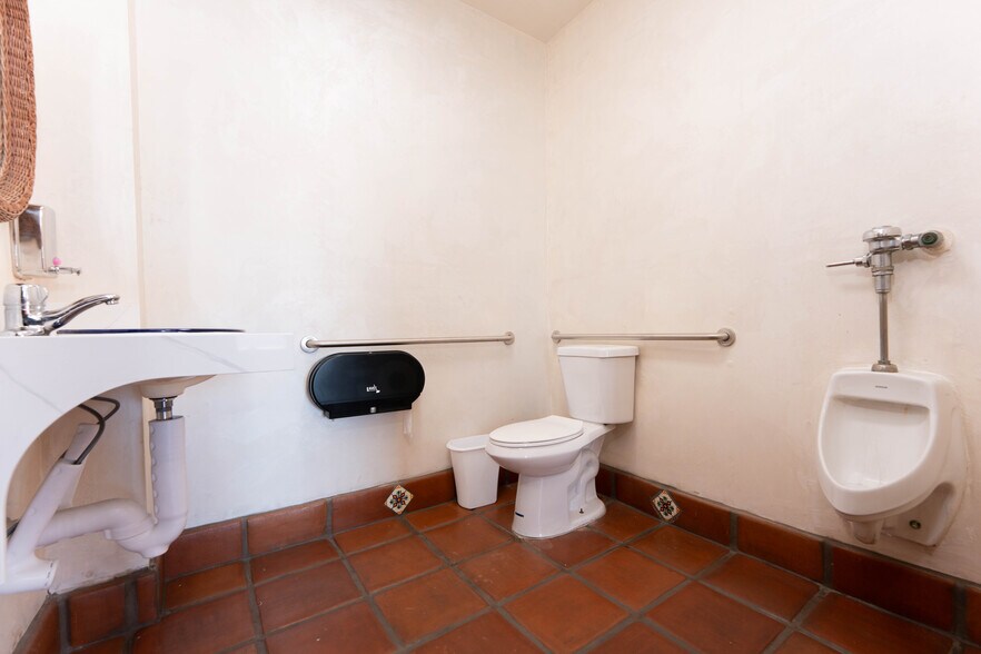 More Photos Of 2112 E California Ave, Bakersfield Freestanding For Sale
