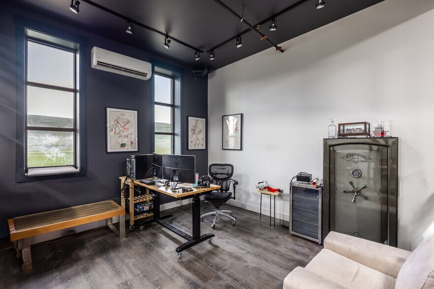 More Photos Of 4554 Forestdale Dr, Park City Light Manufacturing For Sale