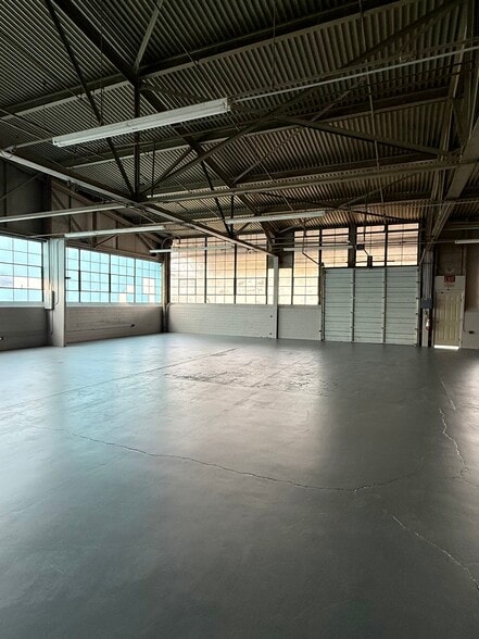 More Photos Of 911 15th St, Columbus Warehouse For Lease