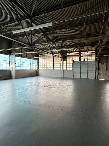 More Photos Of 911 15th St, Columbus Warehouse For Lease