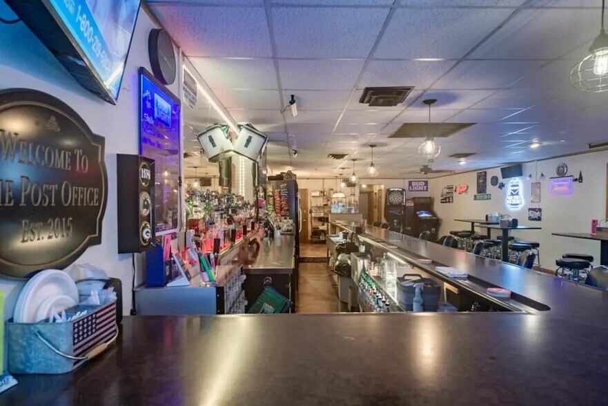 More Photos Of 125 W Bannerman Ave, Redgranite Bar For Sale